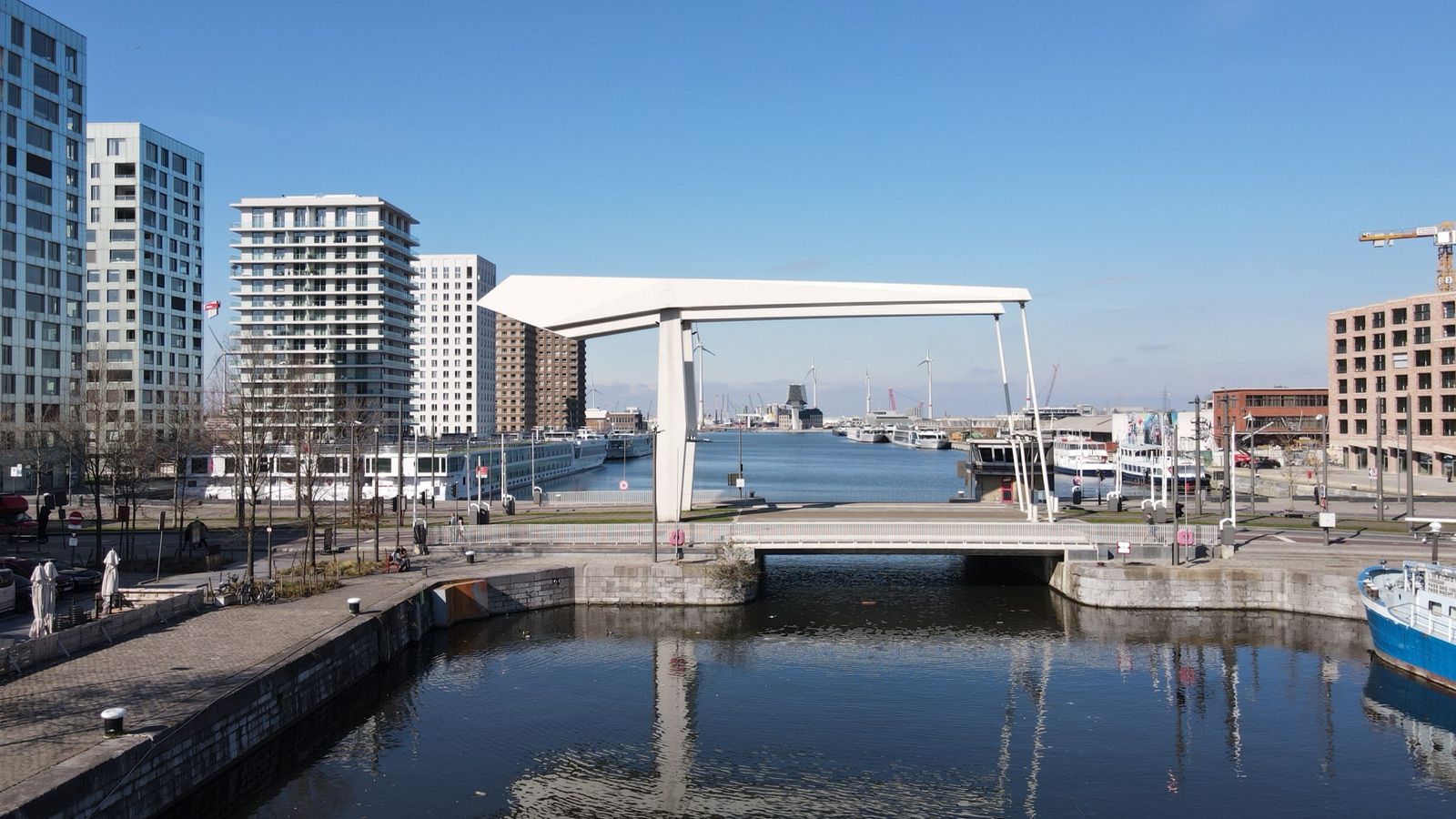 The Londenbrug, the district's lifting bridge