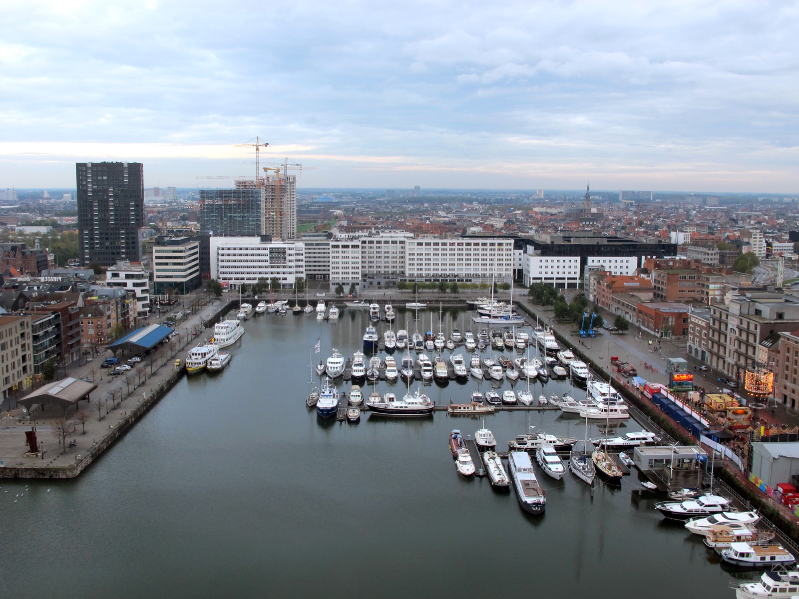 The marina, moments from New Yorkkaai