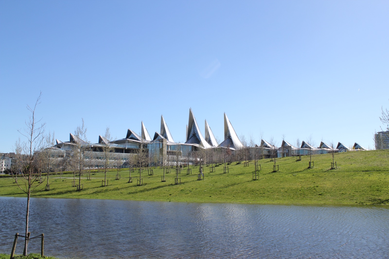 The park's water feature, with the Justitiepaleis beyond